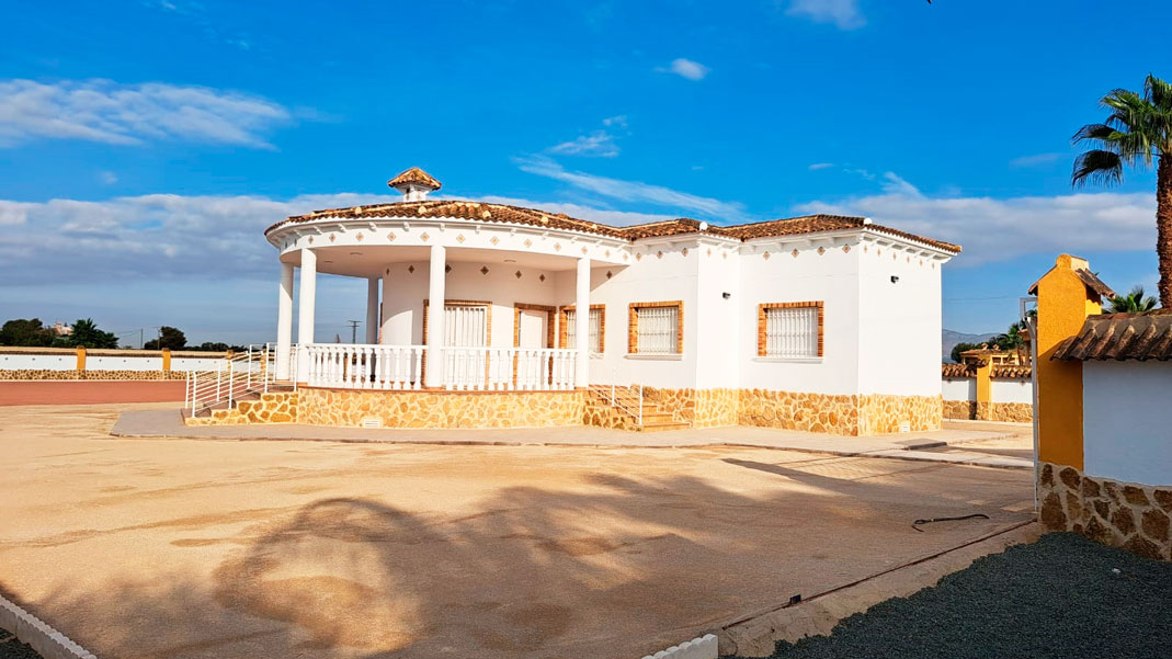 Spacious Villa in Catral in the Countryside